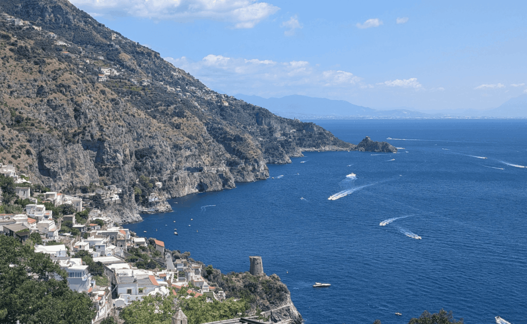 vista dall'alto della costiera amalfitana con mare e barche