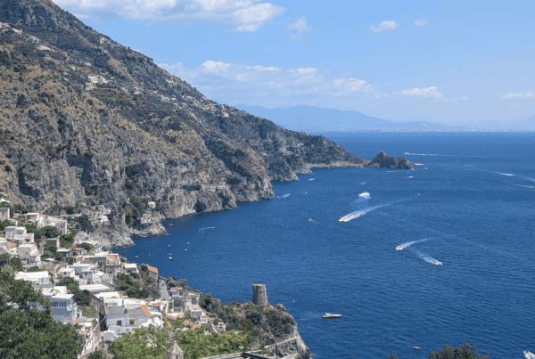 vista dall'alto della costiera amalfitana con mare e barche