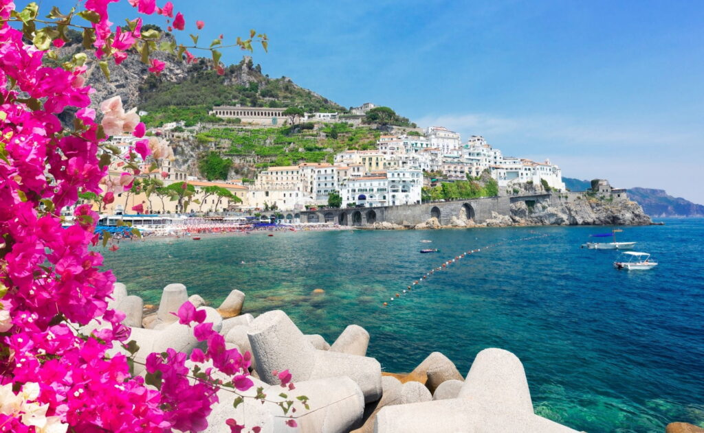 veduta di Amalfi con turisti e fiori