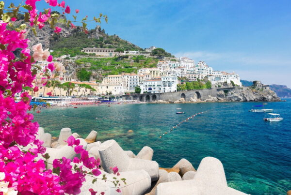 veduta di Amalfi con turisti e fiori