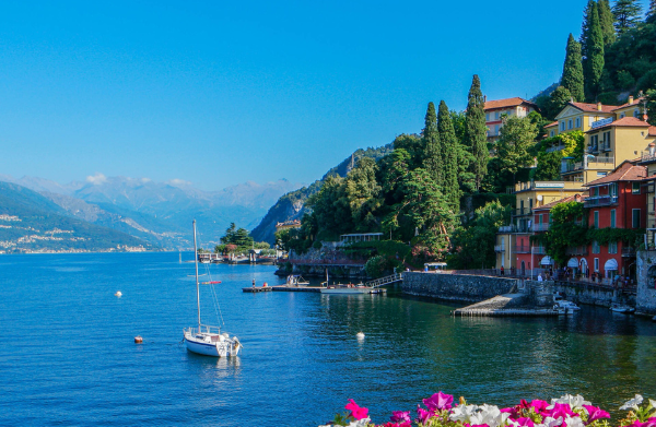 german-outbound-travel View of a lake in Italy, loved by german travellers
