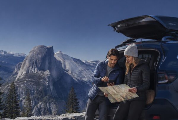 2 european travellers in USA surrounded by the mountains